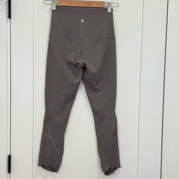 Lululemon Wunder Under Crop High-Rise Legging 23”
Roll Down Scallop Lunar Rock 4 - Picture 7 of 14